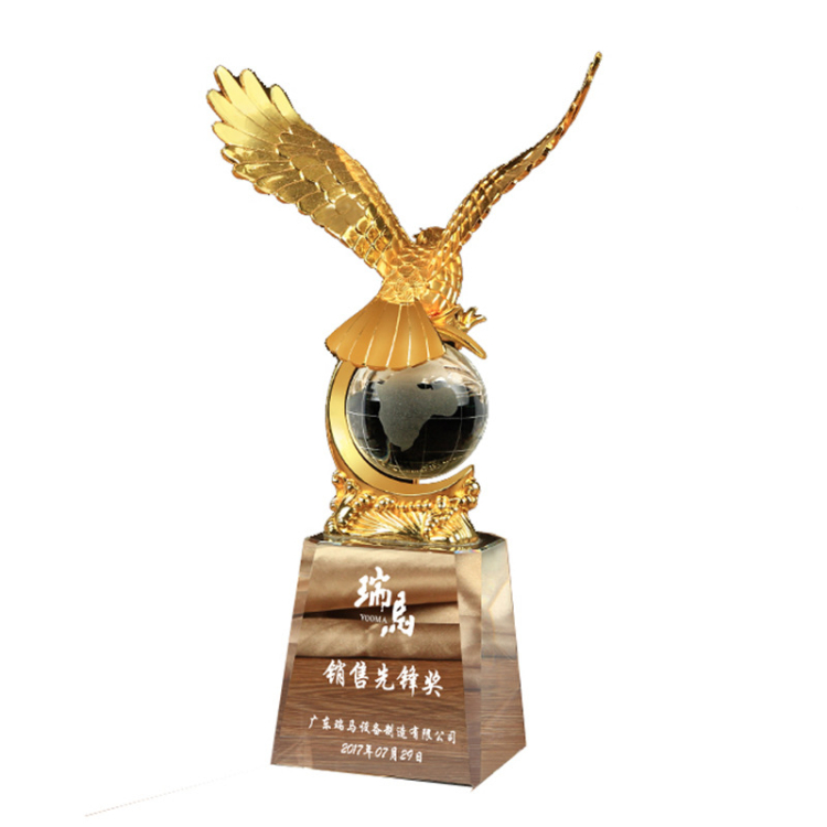 Custom Gold Metal Eagle Sculpture Trophy with Crystal World Globe Award Trophy For Business Gifts Souvenirs