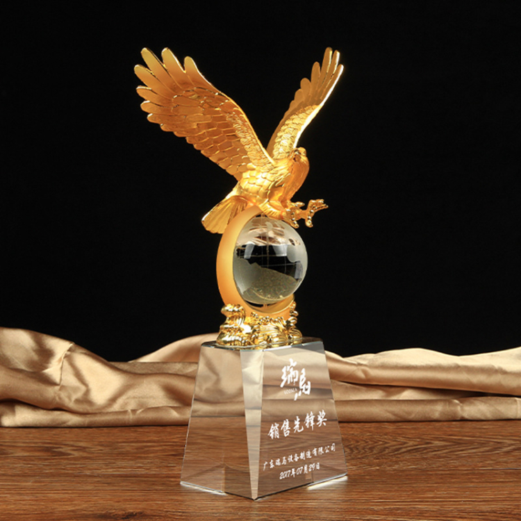 Custom Gold Metal Eagle Sculpture Trophy with Crystal World Globe Award Trophy For Business Gifts Souvenirs