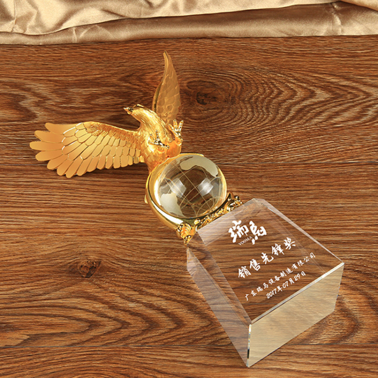 Custom Gold Metal Eagle Sculpture Trophy with Crystal World Globe Award Trophy For Business Gifts Souvenirs